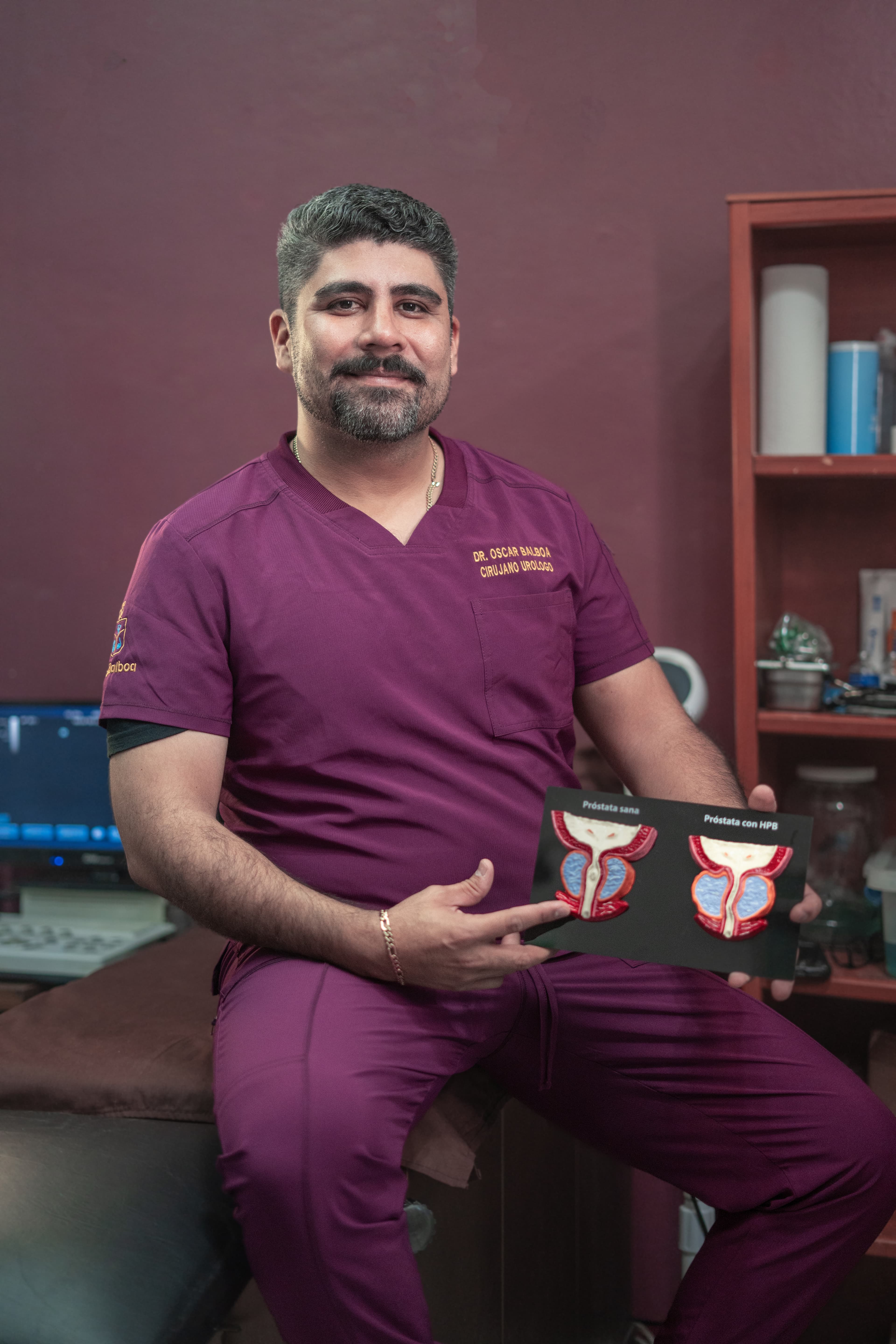 Dr. Oscar Balboa explicando patología prostática