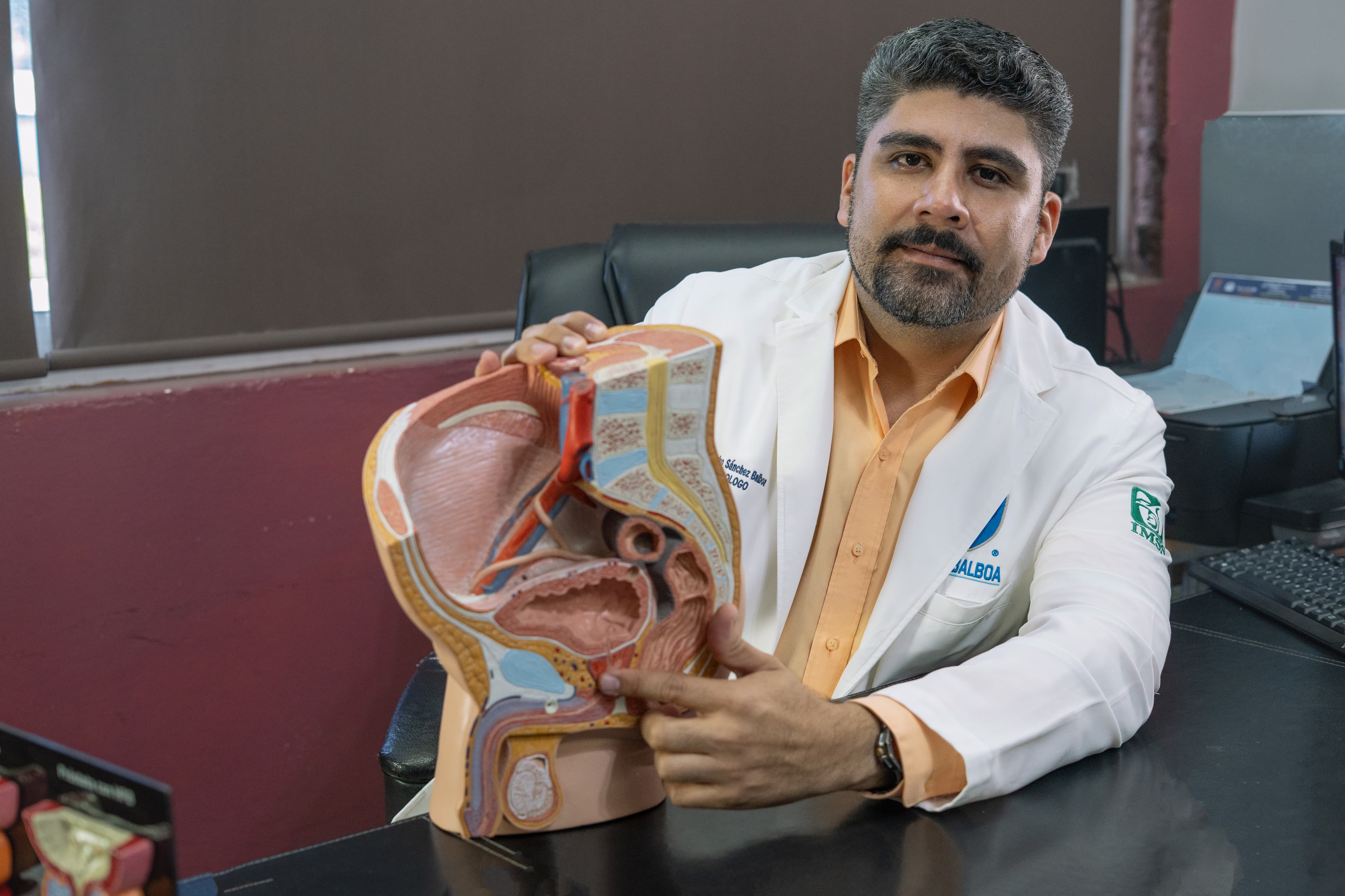 Dr. Oscar Balboa especialista en urología