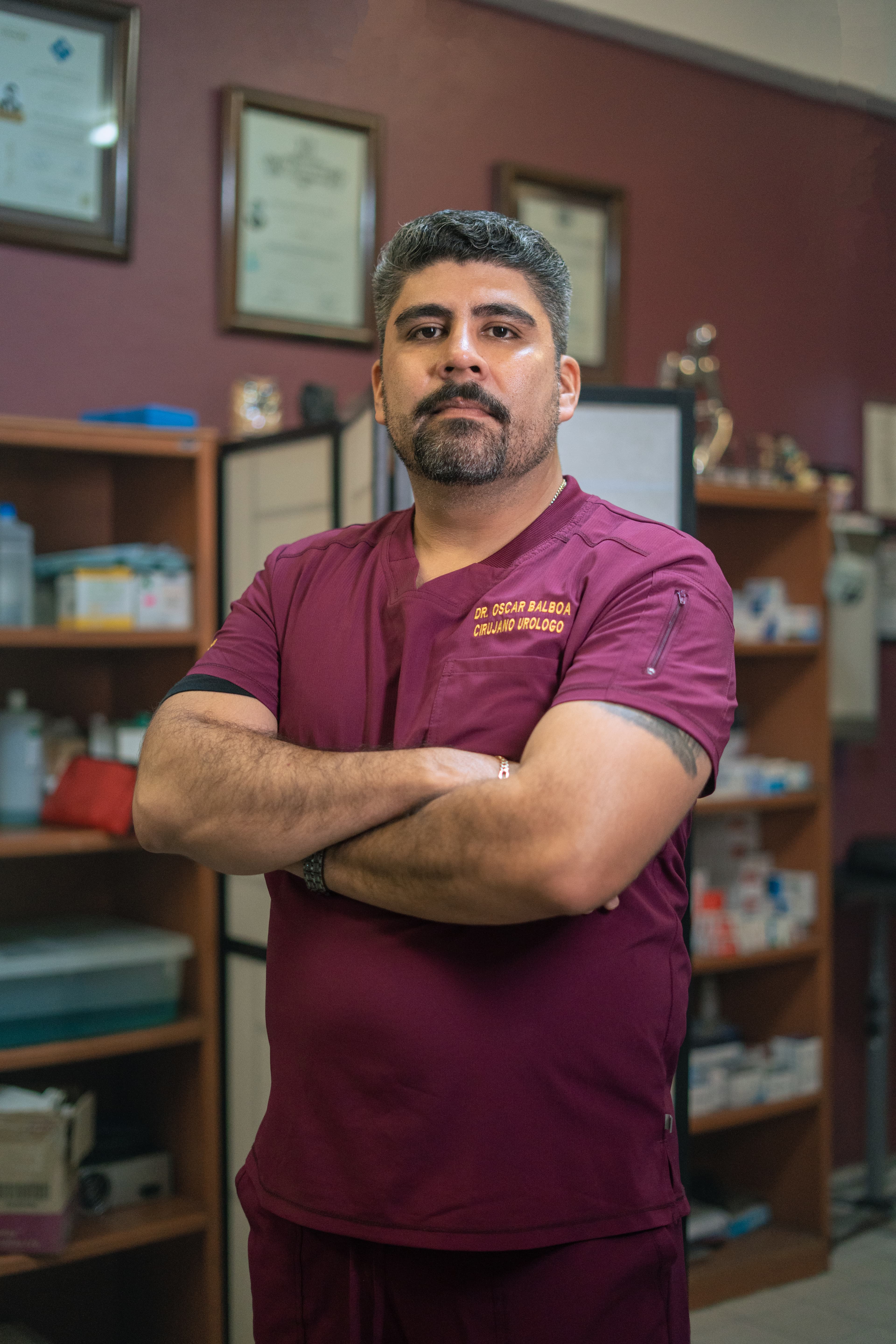 Dr. Oscar Balboa en su consultorio